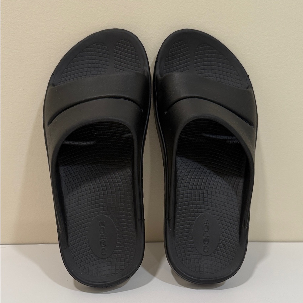 NEW - OOFOS Black Men's Sandals (sz Men 9 or Women 11)